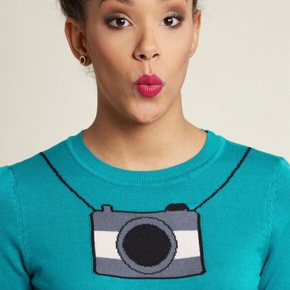 Modcloth Calling the Snapshots Sweater Size Medium - Picture 4 of 9